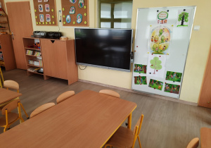 Jedna z sal przedszkolnych, widok na monitor interaktywny